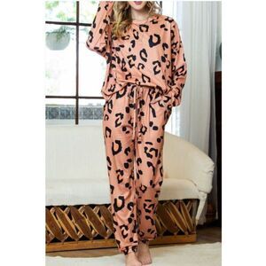 🆕️Leopard Round Neck Top and Pants Lounge Set - Size Large   DSST-092524